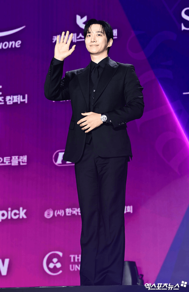 تتألق النجوم على السجادة الحمراء لحفل توزيع جوائز APAN Star Awards لعام 2025