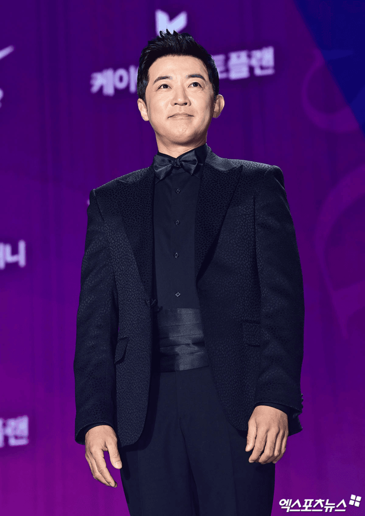 تتألق النجوم على السجادة الحمراء لحفل توزيع جوائز APAN Star Awards لعام 2025