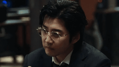 يون كاي سانغ يقترب من كشف هوية من يقف وراء الانفجارات في حيه في "أبطال بالجوار - Heroes Next Door"