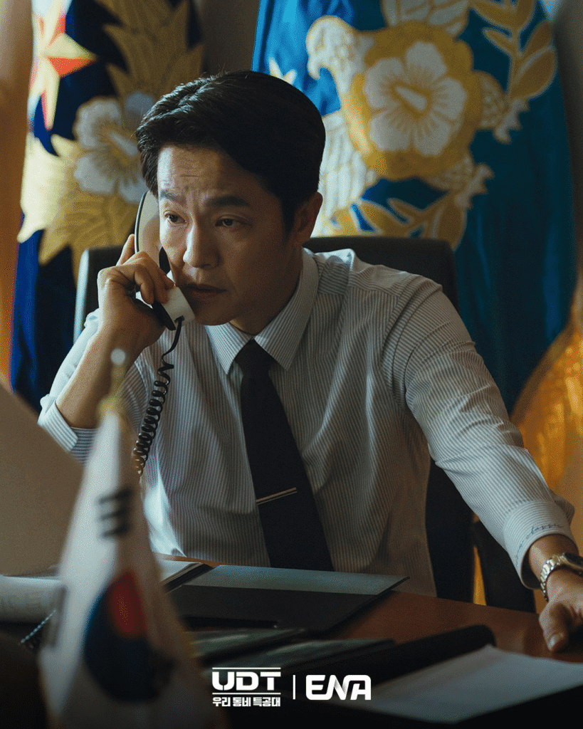 يون كاي سانغ يقترب من كشف هوية من يقف وراء الانفجارات في حيه في "أبطال بالجوار - Heroes Next Door"