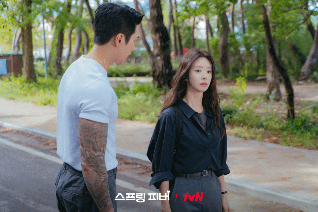 أذاب آهن بو هيون قلب لي جو بين المتجمد في الدراما الرومانسية الكوميدية الجديدة "حمى الربيع" أذاب آهن بو هيون قلب لي جو بين المتجمد في الدراما الرومانسية الكوميدية الجديدة "حمى الربيع"