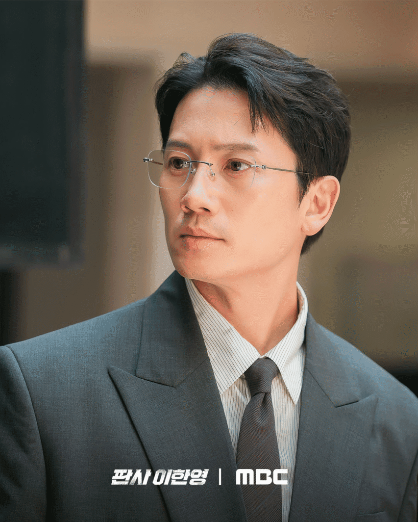 يتحدث جي سونغ عن درامته القادمة "عودة القاضي - The Judge Returns"، والكيمياء مع زملائه الممثلين وون جين آه وبارك هي سون، والمزيد