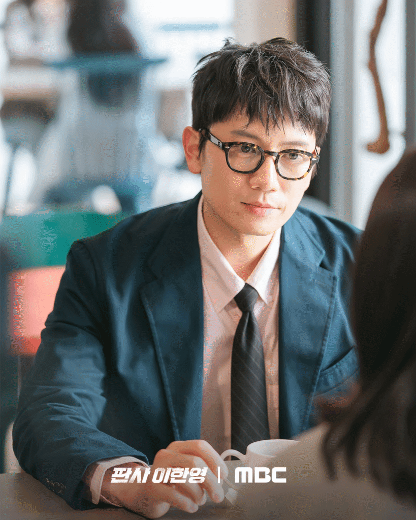 يتحدث جي سونغ عن درامته القادمة "عودة القاضي - The Judge Returns"، والكيمياء مع زملائه الممثلين وون جين آه وبارك هي سون، والمزيد