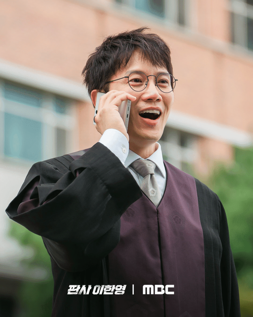 يتحدث جي سونغ عن درامته القادمة "عودة القاضي - The Judge Returns"، والكيمياء مع زملائه الممثلين وون جين آه وبارك هي سون، والمزيد