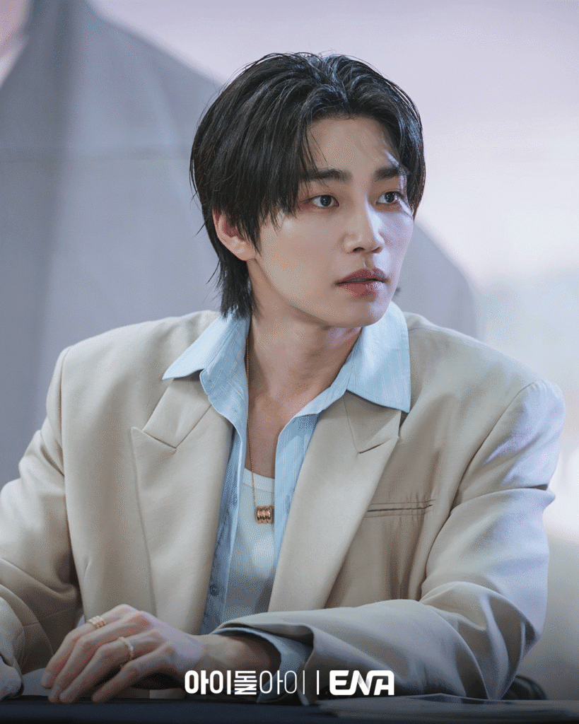 الحب الأول لـ كيم جاي يونغ وزملاء الفرقة يقفون في قلب أزمته في "IDOL I" الحب الأول لـ كيم جاي يونغ وزملاء الفرقة يقفون في قلب أزمته في "IDOL I"