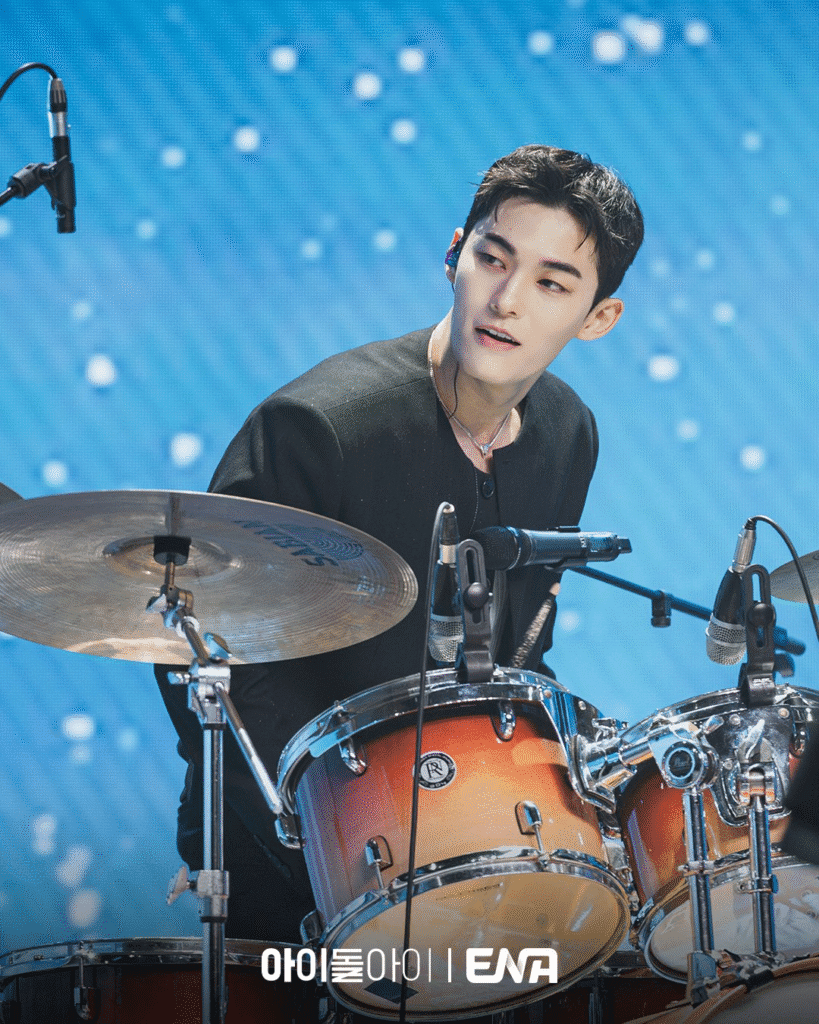 الحب الأول لـ كيم جاي يونغ وزملاء الفرقة يقفون في قلب أزمته في "IDOL I" الحب الأول لـ كيم جاي يونغ وزملاء الفرقة يقفون في قلب أزمته في "IDOL I"