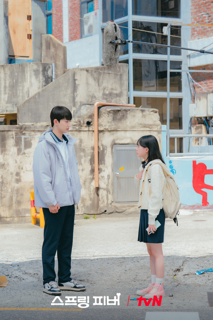 تشو جون يونغ ولي جاي إن متنافسان على المركز الأول في الدراما الجديدة "حمى الربيع - Spring Fever"