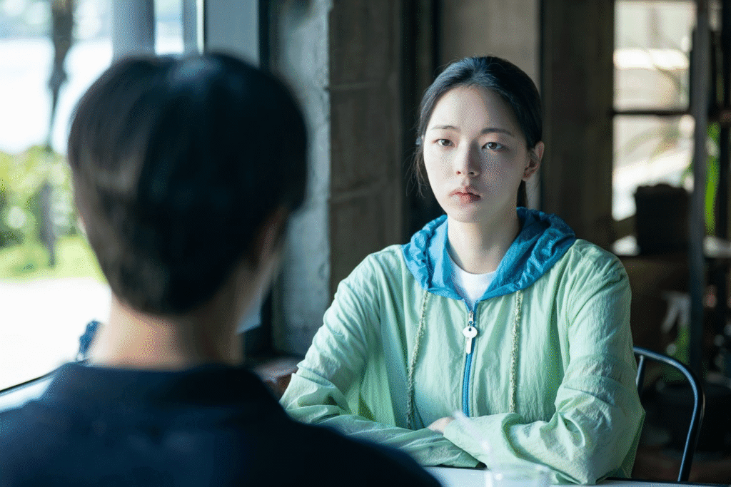 جين هو إيون وجو يو جونغ يقتربان من بعضهما البعض من خلال تشو يونغ وو وشين سيا في فيلم رومانسي جديد