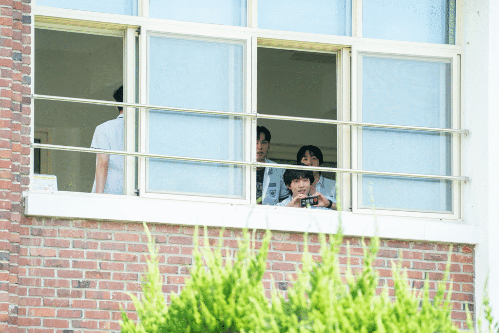 جين هو إيون وجو يو جونغ يقتربان من بعضهما البعض من خلال تشو يونغ وو وشين سيا في فيلم رومانسي جديد