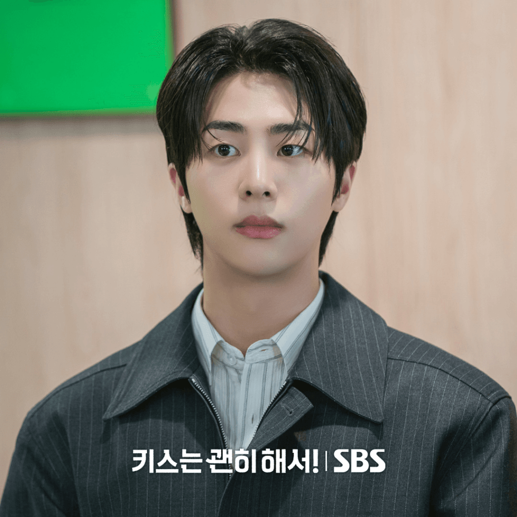 تشتعل شرارة مثلث الحب بين جانغ كي يونغ، وآهن إيون جين، وكيم مو جون في مسلسل "قبلة الديناميت - Dynamite Kiss" تشتعل شرارة مثلث الحب بين جانغ كي يونغ، وآهن إيون جين، وكيم مو جون في مسلسل "قبلة الديناميت - Dynamite Kiss"