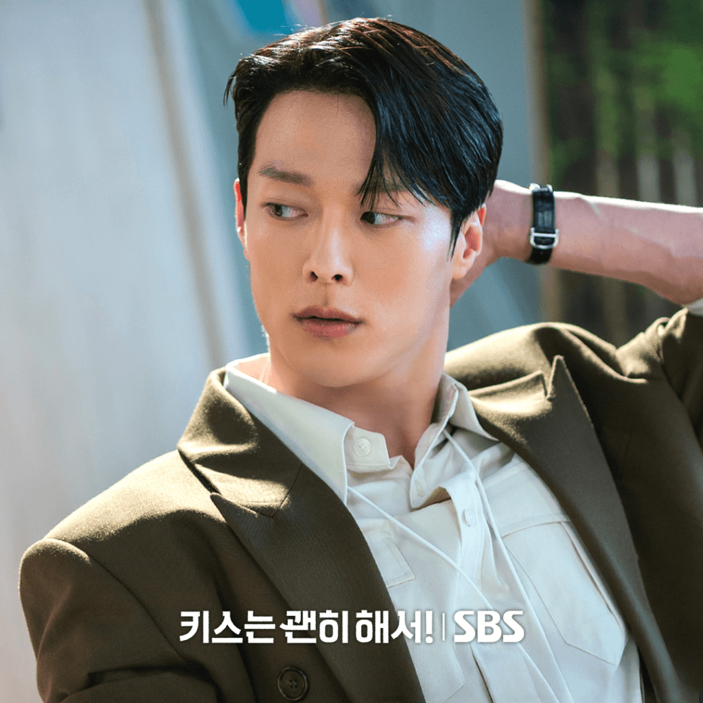 تشتعل شرارة مثلث الحب بين جانغ كي يونغ، وآهن إيون جين، وكيم مو جون في مسلسل "قبلة الديناميت - Dynamite Kiss" تشتعل شرارة مثلث الحب بين جانغ كي يونغ، وآهن إيون جين، وكيم مو جون في مسلسل "قبلة الديناميت - Dynamite Kiss"