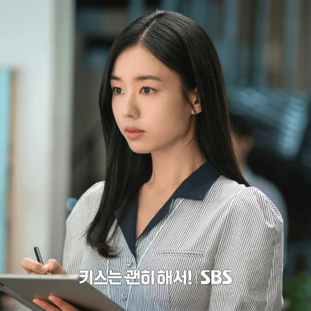 تشتعل شرارة مثلث الحب بين جانغ كي يونغ، وآهن إيون جين، وكيم مو جون في مسلسل "قبلة الديناميت - Dynamite Kiss" تشتعل شرارة مثلث الحب بين جانغ كي يونغ، وآهن إيون جين، وكيم مو جون في مسلسل "قبلة الديناميت - Dynamite Kiss"