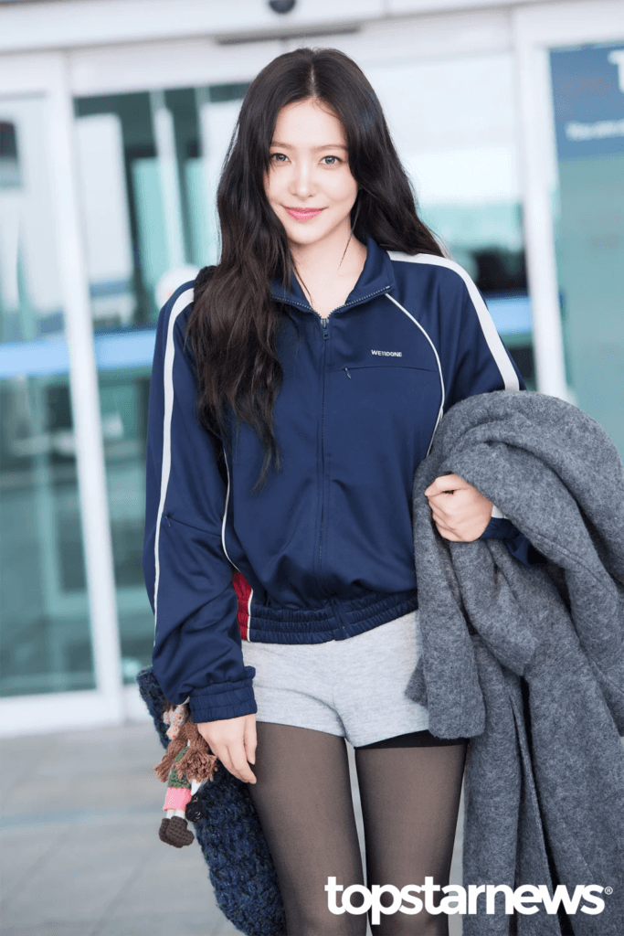 [الآراء] لفتت ييري عضوة فرقة ريد فيلفيت الأنظار بجمالها الأخاذ في المطار