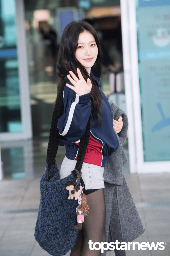 [الآراء] لفتت ييري عضوة فرقة ريد فيلفيت الأنظار بجمالها الأخاذ في المطار