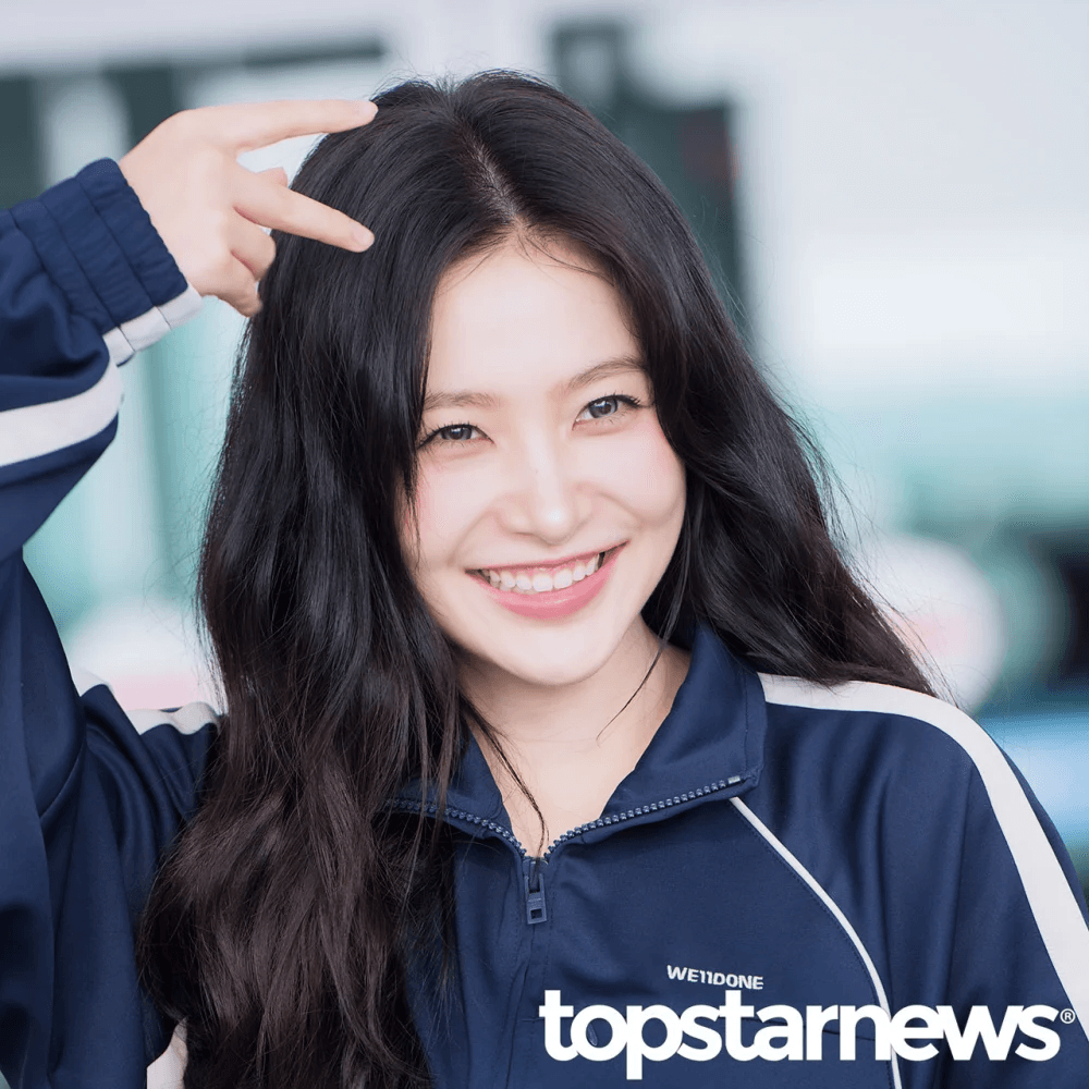 [الآراء] لفتت ييري عضوة فرقة ريد فيلفيت الأنظار بجمالها الأخاذ في المطار