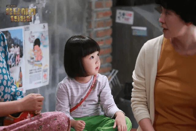 ظهور جينجو الصغيرة وهي بالغة يُبكي طاقم مسلسل "Reply 1988" في حفل لم الشمل