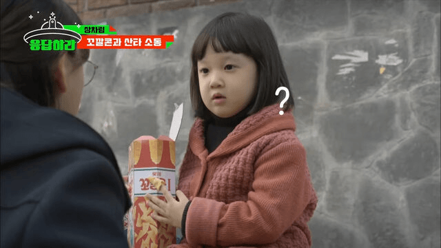 ظهور جينجو الصغيرة وهي بالغة يُبكي طاقم مسلسل "Reply 1988" في حفل لم الشمل