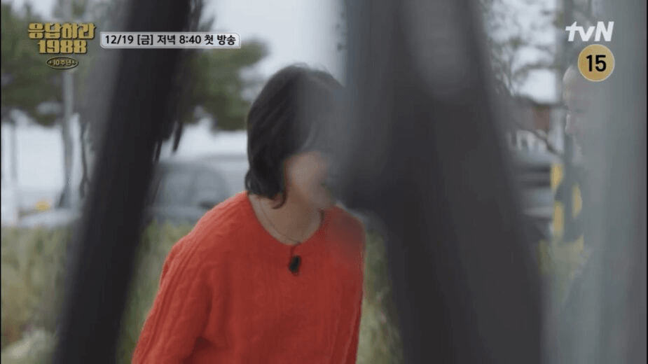 ظهور جينجو الصغيرة وهي بالغة يُبكي طاقم مسلسل "Reply 1988" في حفل لم الشمل