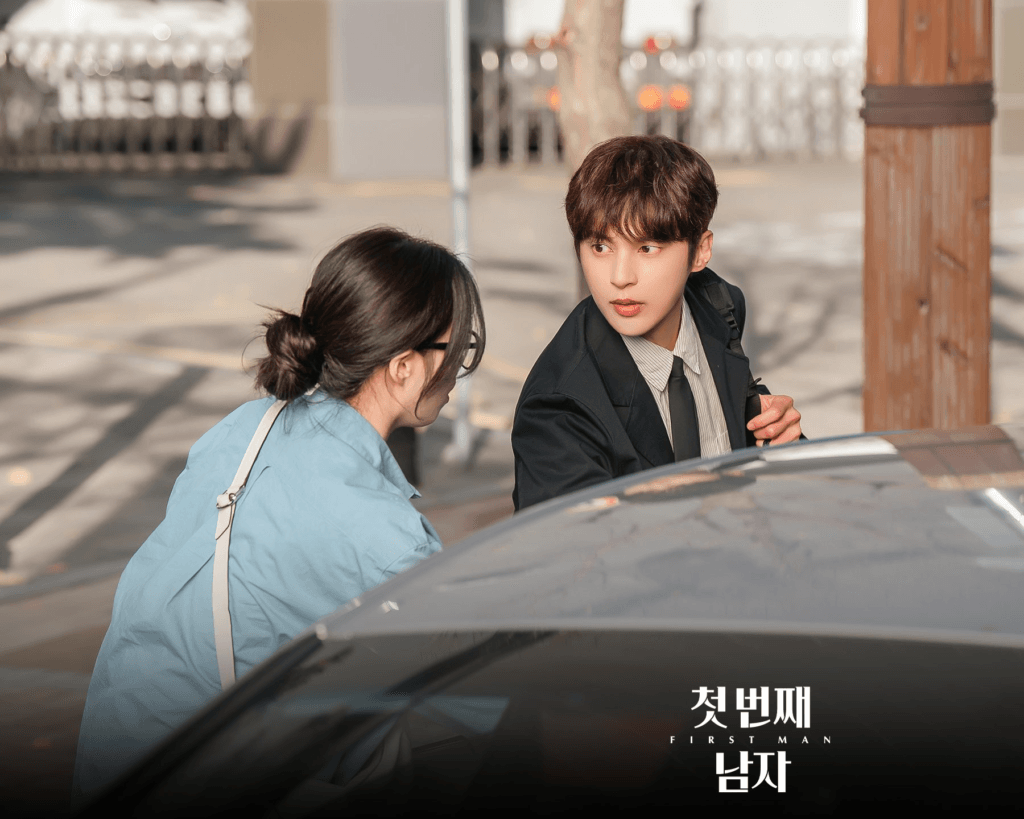 يتحول اللقاء الأول بين هام إيون جونغ ويون سون وو إلى منافسة عندما يحاولان ركوب نفس سيارة الأجرة في مسلسل "الرجل الأول - First Man" يتحول اللقاء الأول بين هام إيون جونغ ويون سون وو إلى منافسة عندما يحاولان ركوب نفس سيارة الأجرة في مسلسل "الرجل الأول - First Man"