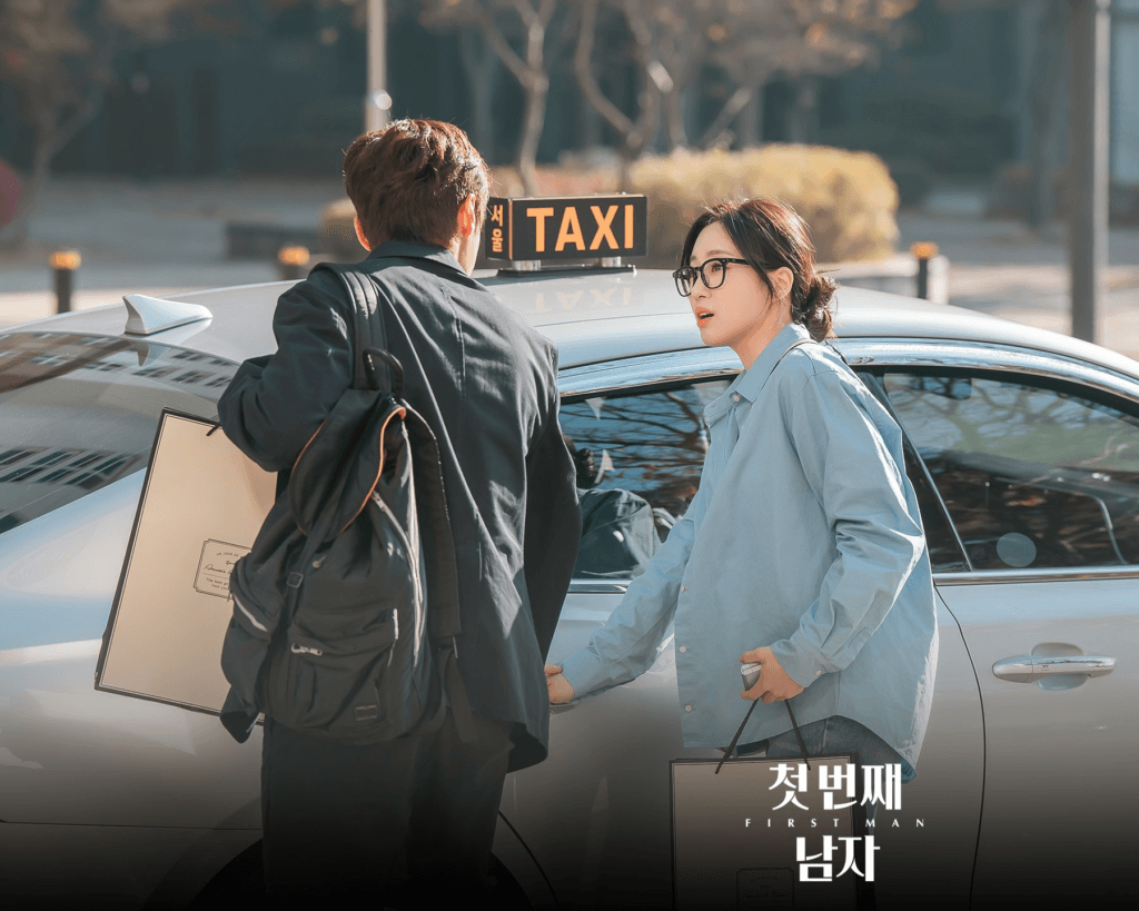 يتحول اللقاء الأول بين هام إيون جونغ ويون سون وو إلى منافسة عندما يحاولان ركوب نفس سيارة الأجرة في مسلسل "الرجل الأول - First Man" يتحول اللقاء الأول بين هام إيون جونغ ويون سون وو إلى منافسة عندما يحاولان ركوب نفس سيارة الأجرة في مسلسل "الرجل الأول - First Man"