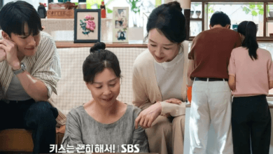 يتبادل جانغ كي يونغ وآهن إيون جين لحظاتٍ جميلة في منزلها مع أمهاتهم في مسلسل "قبلة الديناميت - Dynamite Kiss"