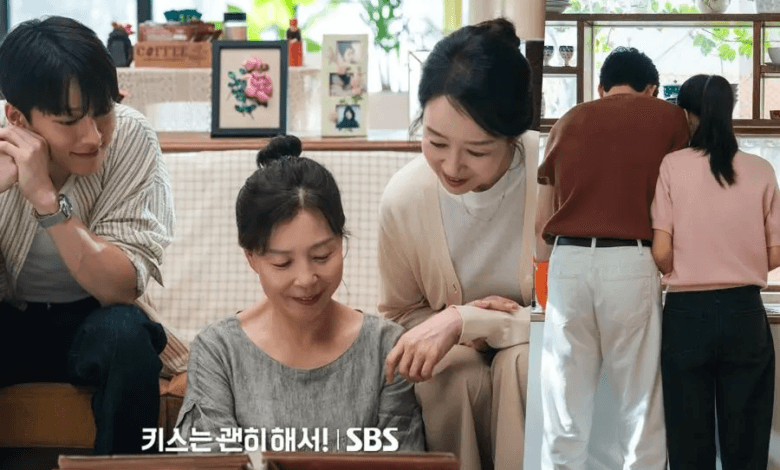 يتبادل جانغ كي يونغ وآهن إيون جين لحظاتٍ جميلة في منزلها مع أمهاتهم في مسلسل "قبلة الديناميت - Dynamite Kiss"