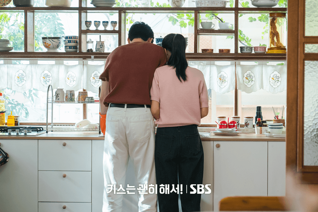 يتبادل جانغ كي يونغ وآهن إيون جين لحظاتٍ جميلة في منزلها مع أمهاتهم في مسلسل "قبلة الديناميت - Dynamite Kiss"