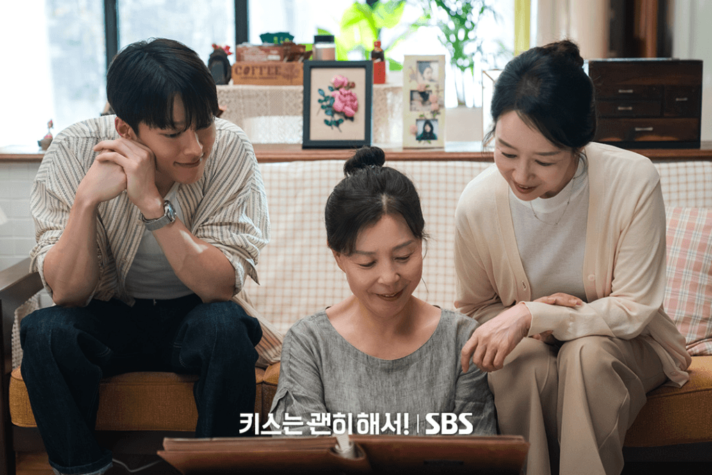يتبادل جانغ كي يونغ وآهن إيون جين لحظاتٍ جميلة في منزلها مع أمهاتهم في مسلسل "قبلة الديناميت - Dynamite Kiss"