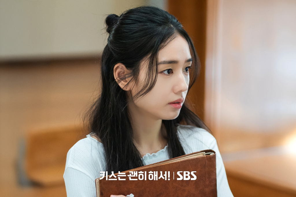 يتبادل جانغ كي يونغ وآهن إيون جين لحظاتٍ جميلة في منزلها مع أمهاتهم في مسلسل "قبلة الديناميت - Dynamite Kiss"