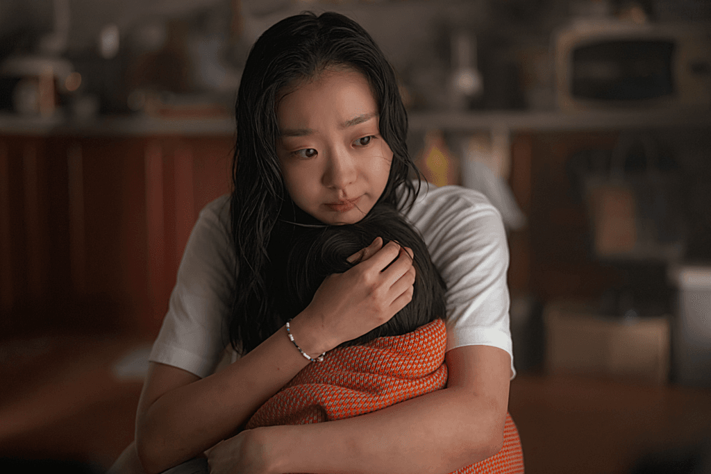 تتشبث كيم دا مي بابنها بينما يسارع بارك هاي سو لإنقاذهما في فيلم "الطوفان العظيم - The Great Flood" تتشبث كيم دا مي بابنها بينما يسارع بارك هاي سو لإنقاذهما في فيلم "الطوفان العظيم - The Great Flood"