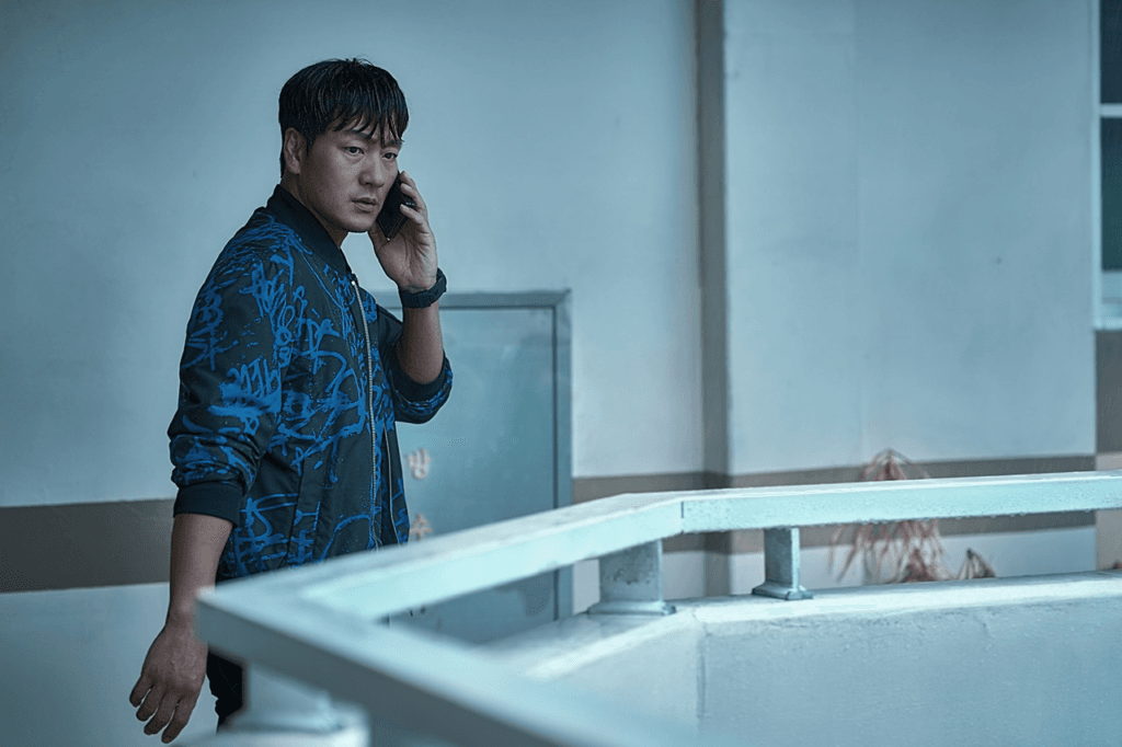 تتشبث كيم دا مي بابنها بينما يسارع بارك هاي سو لإنقاذهما في فيلم "الطوفان العظيم - The Great Flood" تتشبث كيم دا مي بابنها بينما يسارع بارك هاي سو لإنقاذهما في فيلم "الطوفان العظيم - The Great Flood"