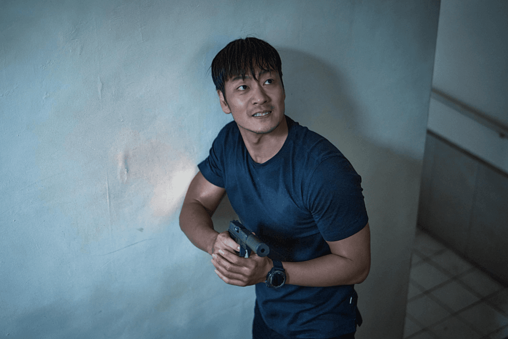 تتشبث كيم دا مي بابنها بينما يسارع بارك هاي سو لإنقاذهما في فيلم "الطوفان العظيم - The Great Flood" تتشبث كيم دا مي بابنها بينما يسارع بارك هاي سو لإنقاذهما في فيلم "الطوفان العظيم - The Great Flood"