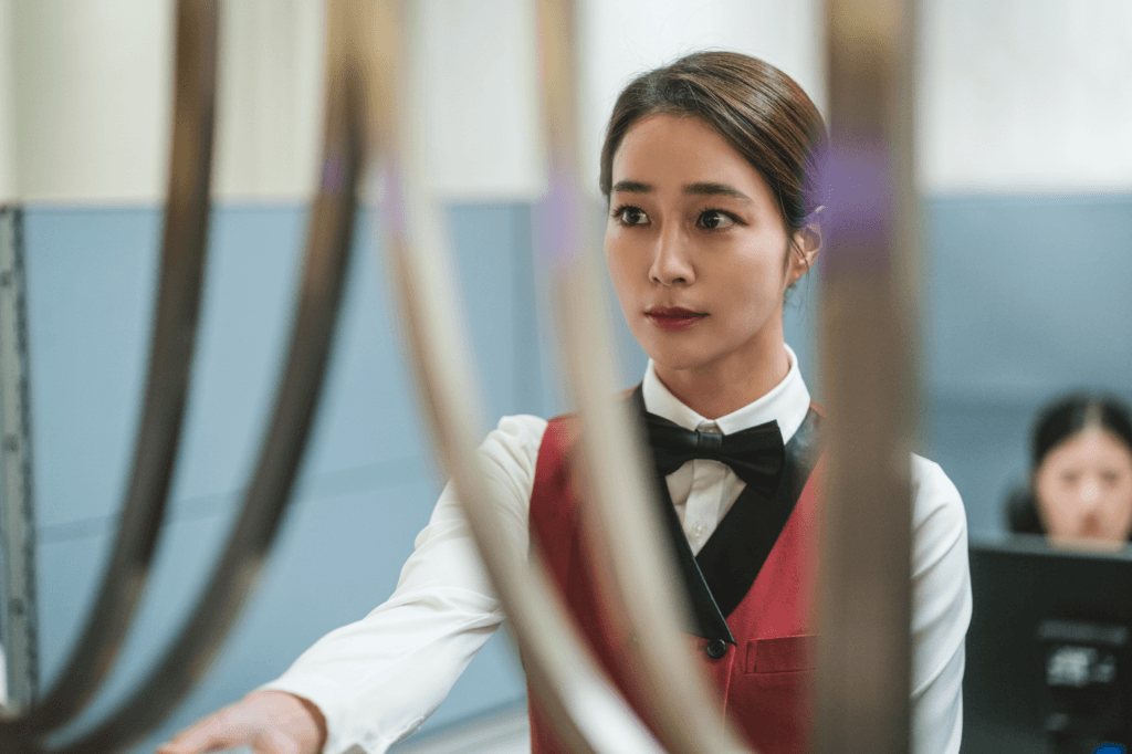 يو جي تاي ولي مين جونغ يخفون نواياهم الحقيقية بينما يشكلون تحالفاً محفوفاً بالمخاطر في مسلسل "الأشرار - Villains"