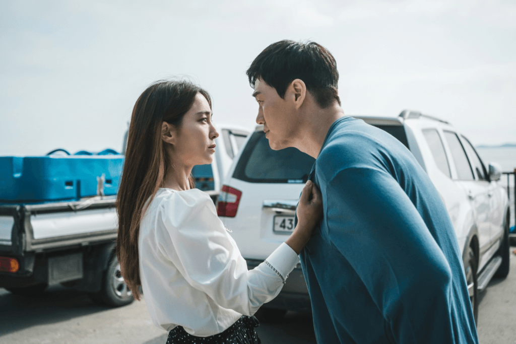 يو جي تاي ولي مين جونغ يخفون نواياهم الحقيقية بينما يشكلون تحالفاً محفوفاً بالمخاطر في مسلسل "الأشرار - Villains"