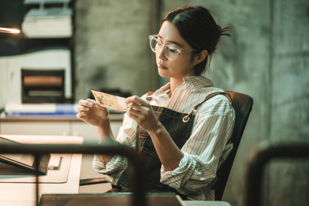 يو جي تاي ولي مين جونغ يخفون نواياهم الحقيقية بينما يشكلون تحالفاً محفوفاً بالمخاطر في مسلسل "الأشرار - Villains"