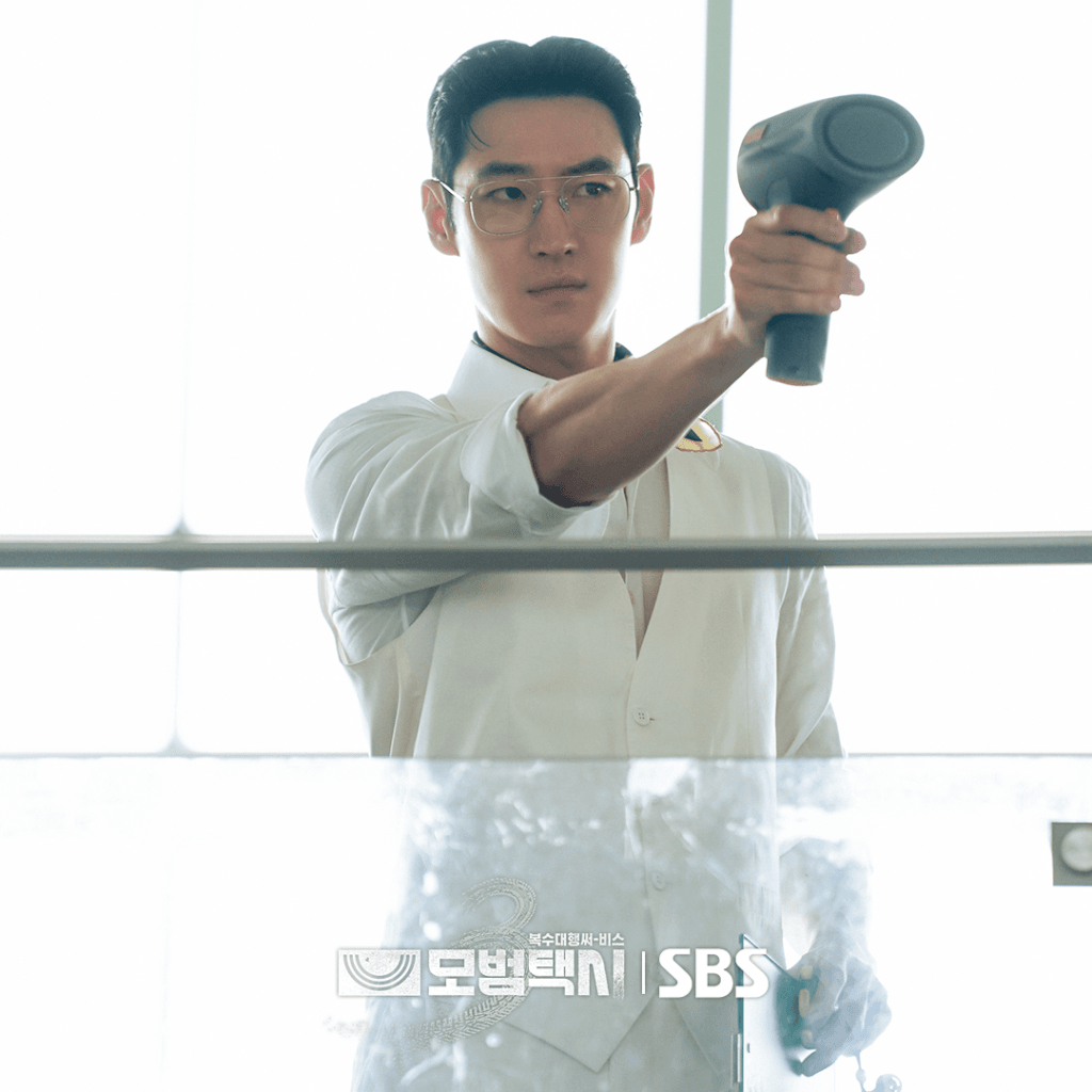 لي جي هون يتنكر في زي وكيل رياضي إيطالي أنيق في دراما "سائق التاكسي 3 - Taxi Driver 3"