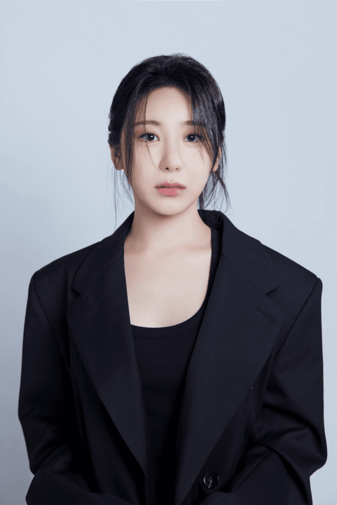 لي تشاي يون توقع عقداً مع وكالة جديدة و تكشف عن صورها الشخصية