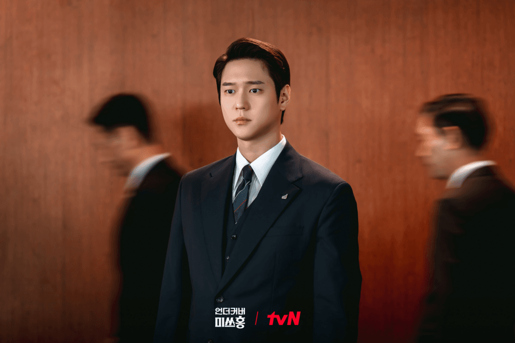 كو كيونغ بيو مستشار إداري بدون ذرة من الدفء في "الانسة هونغ المتخفية - Undercover Ms. Hong"