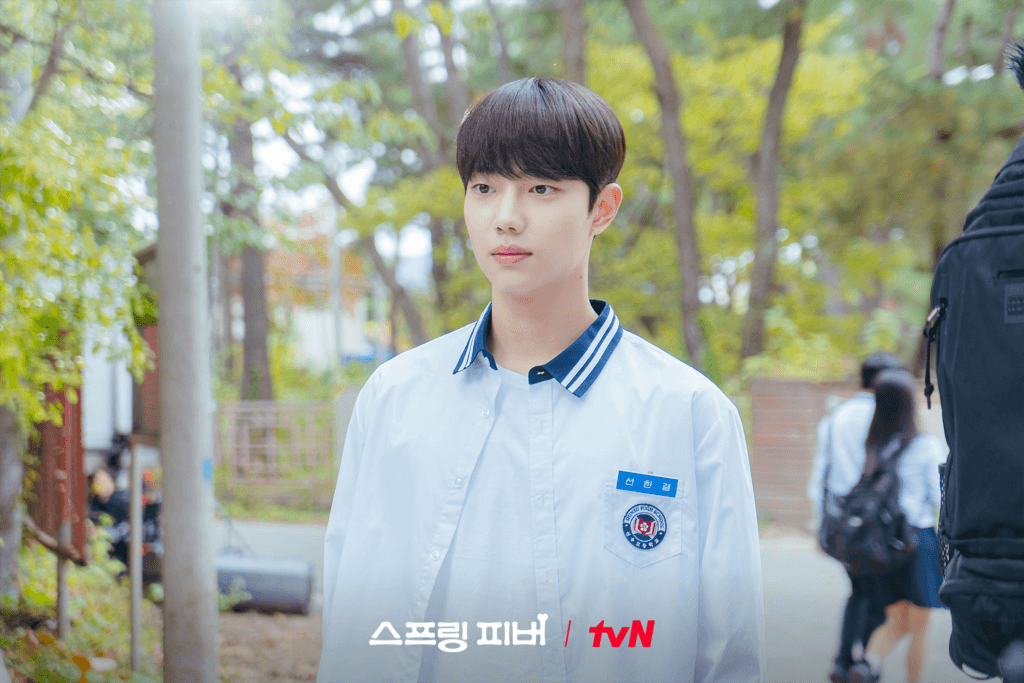 آهن بو هيون هو العم المخلص تشو جون يونغ في الدراما الرومانسية الكوميدية الجديدة "حمى الربيع - Spring Fever"