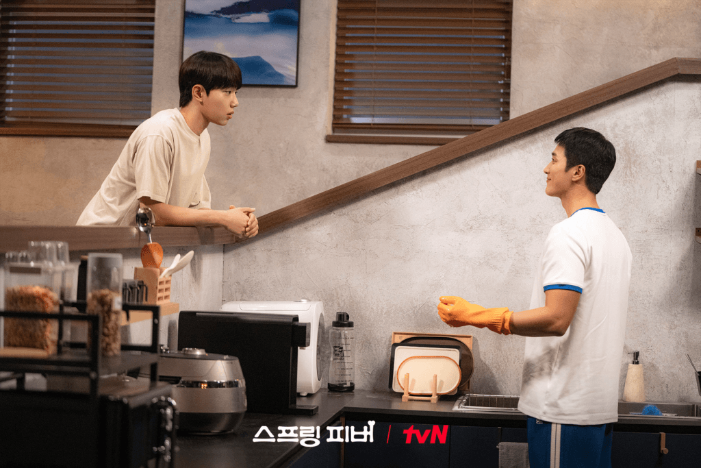 آهن بو هيون هو العم المخلص تشو جون يونغ في الدراما الرومانسية الكوميدية الجديدة "حمى الربيع - Spring Fever"