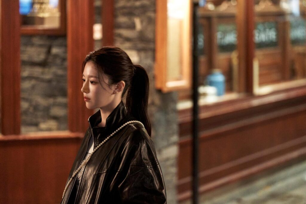 يتقارب كيم سيون هو وجو يون جونغ أثناء سفرهما معًا للعمل في مسلسل "هل يمكن ترجمة هذا الحب؟ - Can This Love Be Translated"