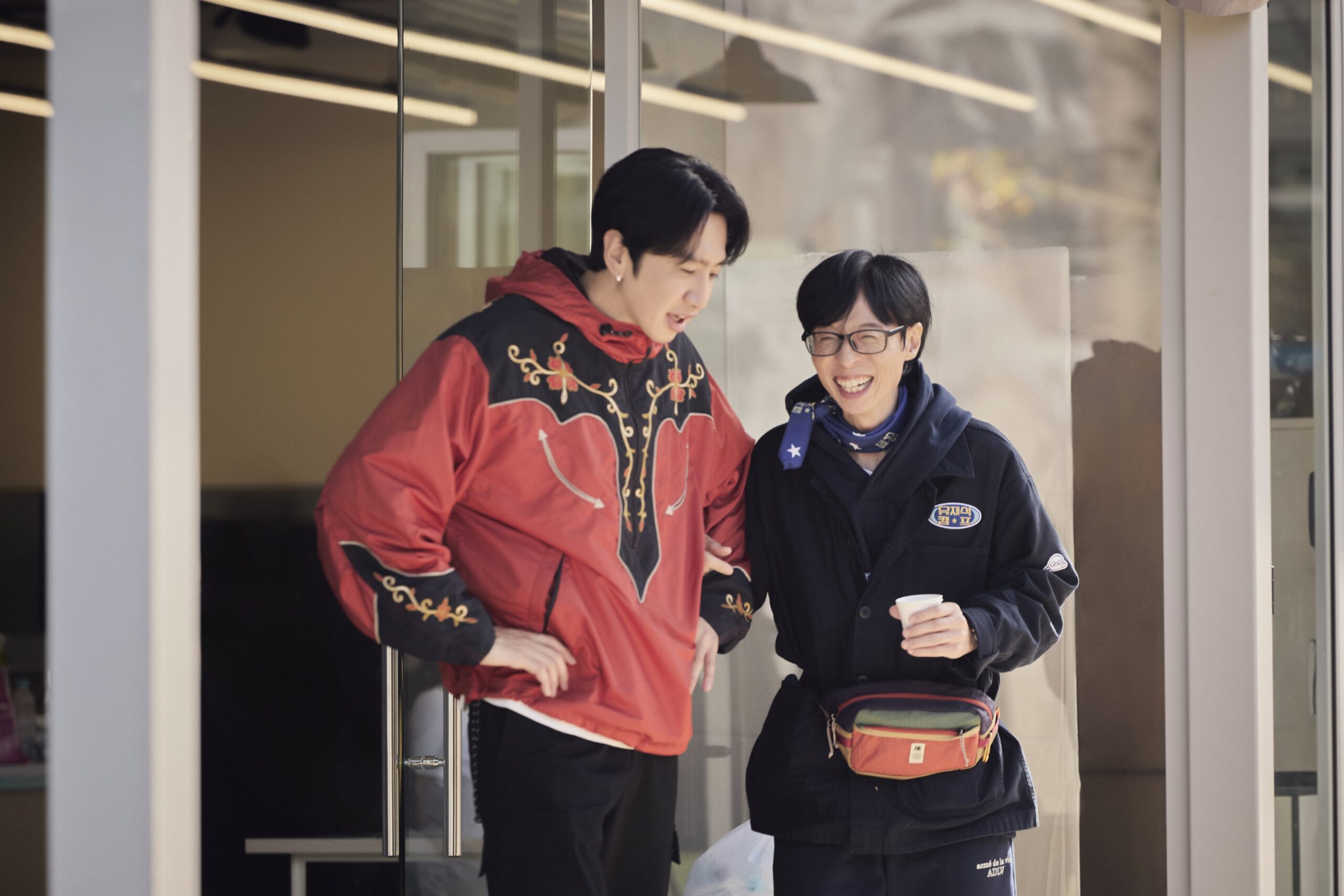 يرحب كل من يو جاي سوك و لي كوانغ سو و بيون وو سيوك و جي يي أون بالضيوف بابتسامات مشرقة في برنامج "Jae Seok’s B&B Rules"