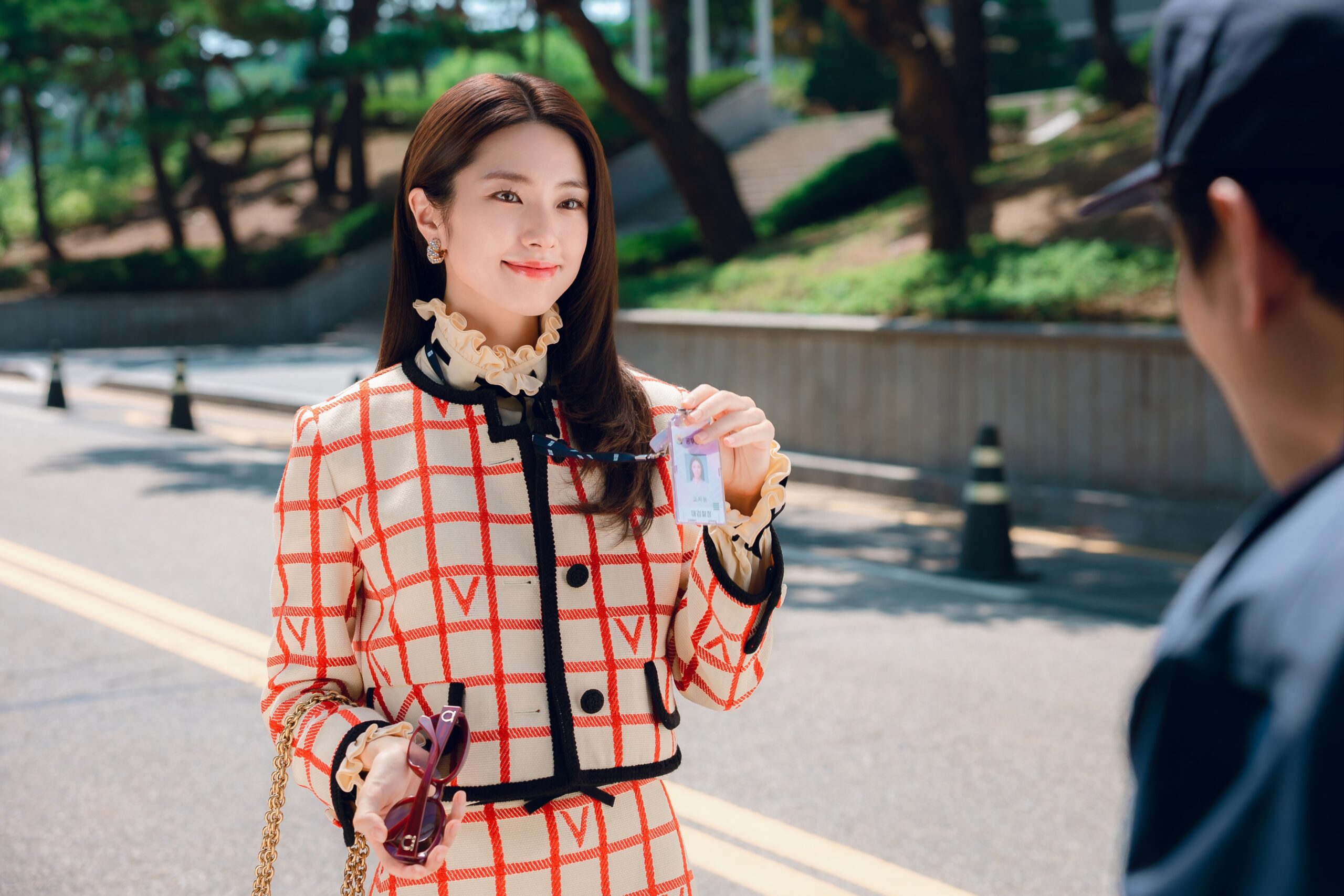 ها يونغ تستيقظ بلا ذكريات وجونغ هاي يدعي أنه صديقها في "Our Sticky Love" ها يونغ تستيقظ بلا ذكريات وجونغ هاي يدعي أنه صديقها في "Our Sticky Love"