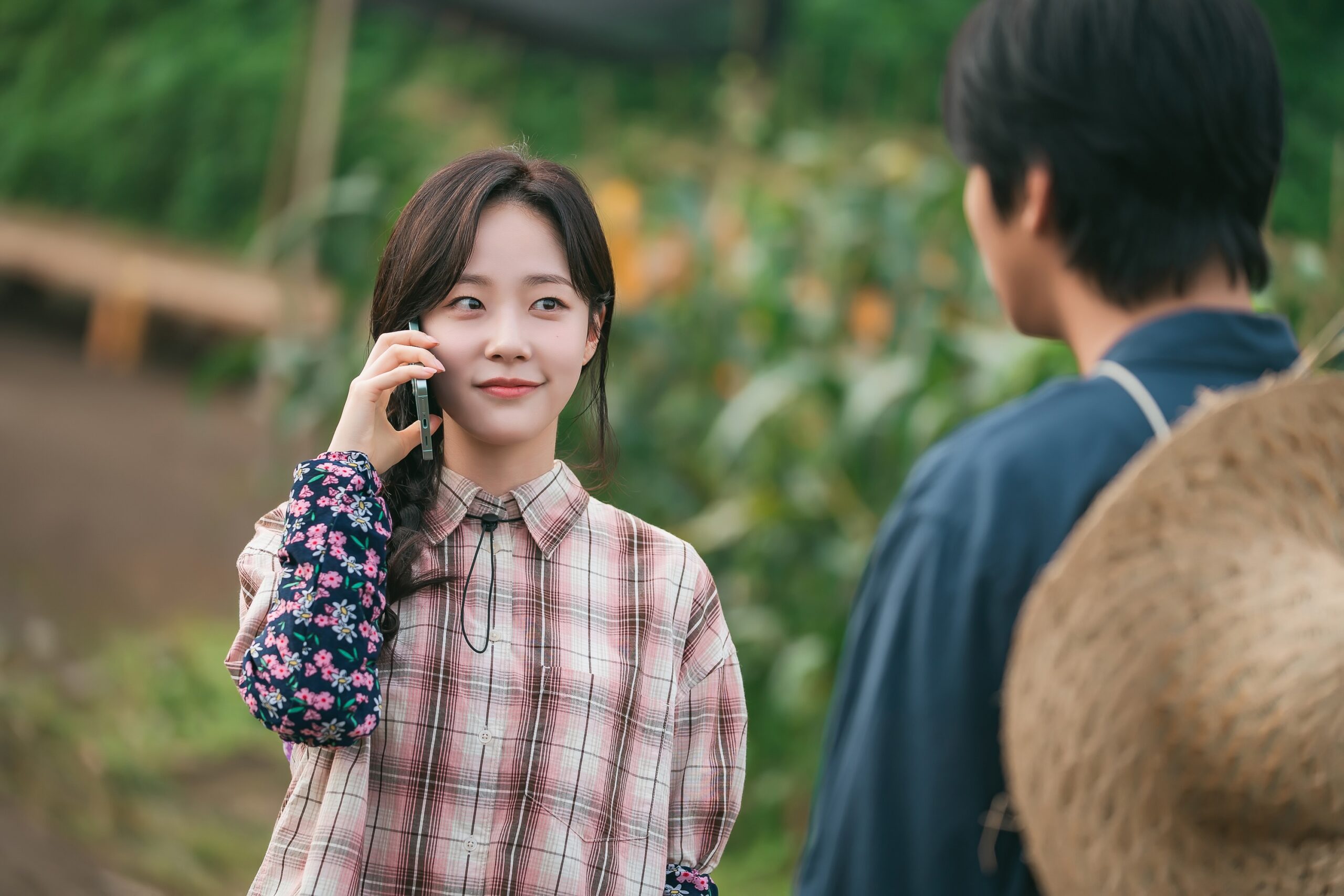 آهن هيو سوب لا يستطيع إخفاء انزعاجه عندما يقلب تشي وون بين عالمه رأسًا على عقب في دراما "Sold Out On You"