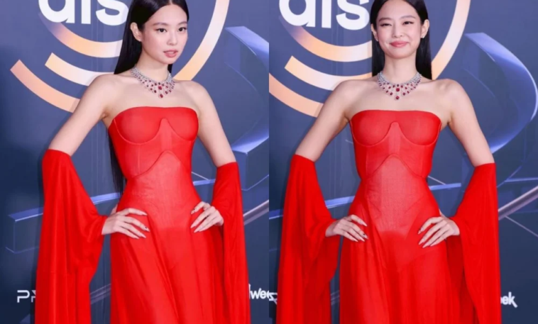 جيني تخطف الأنظار بفستانها الأحمر اللافت للنظر في حفل توزيع جوائز "القرص الذهبي".