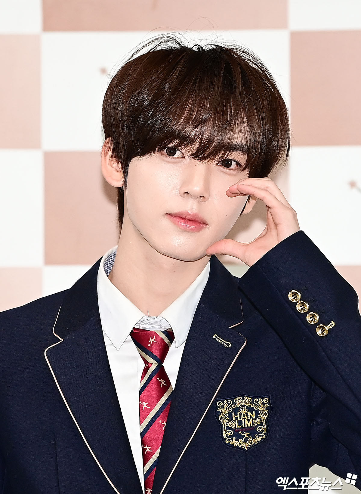 النجوم يتخرجون من مدرسة Hanlim للفنون