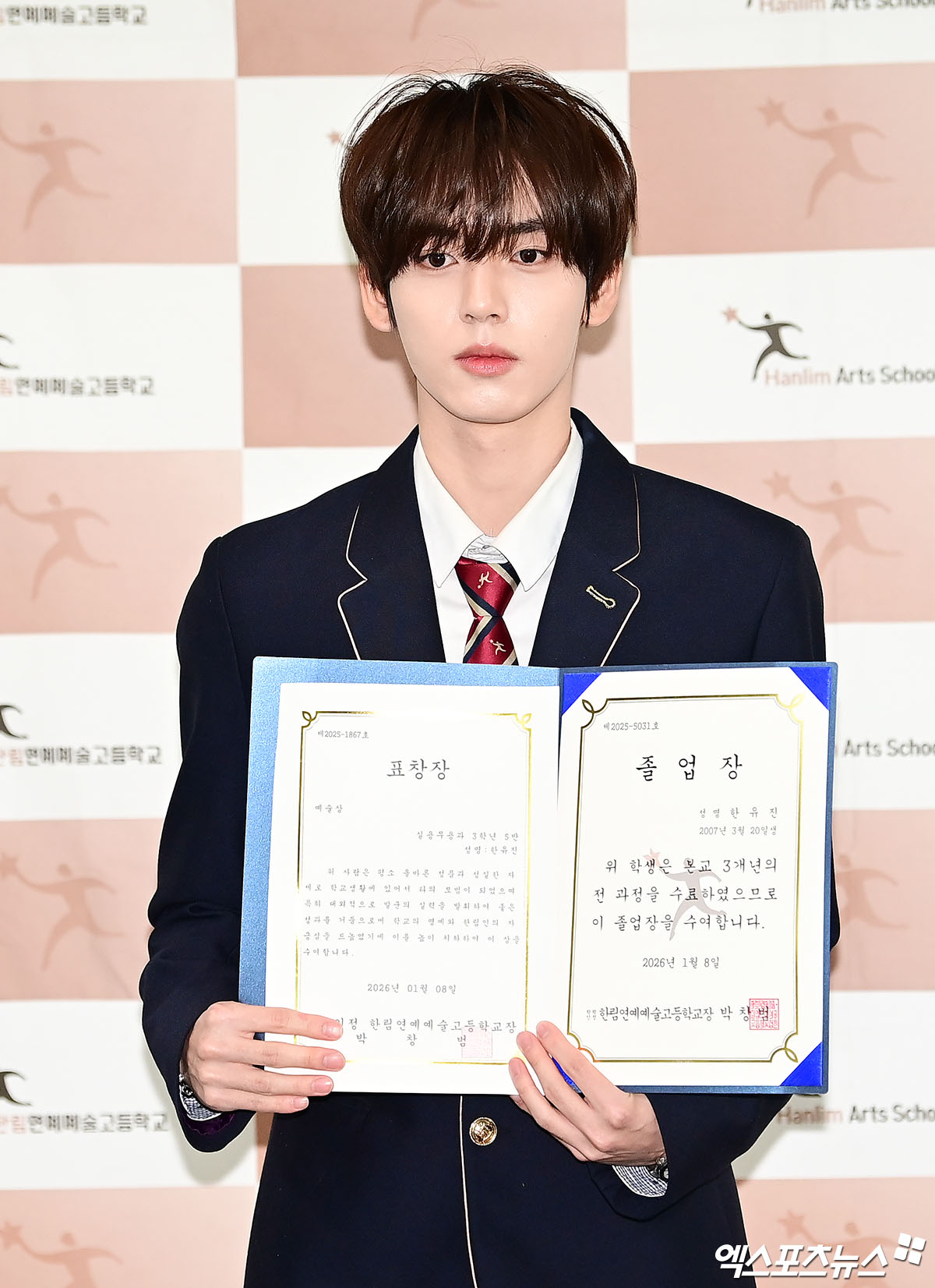 النجوم يتخرجون من مدرسة Hanlim للفنون