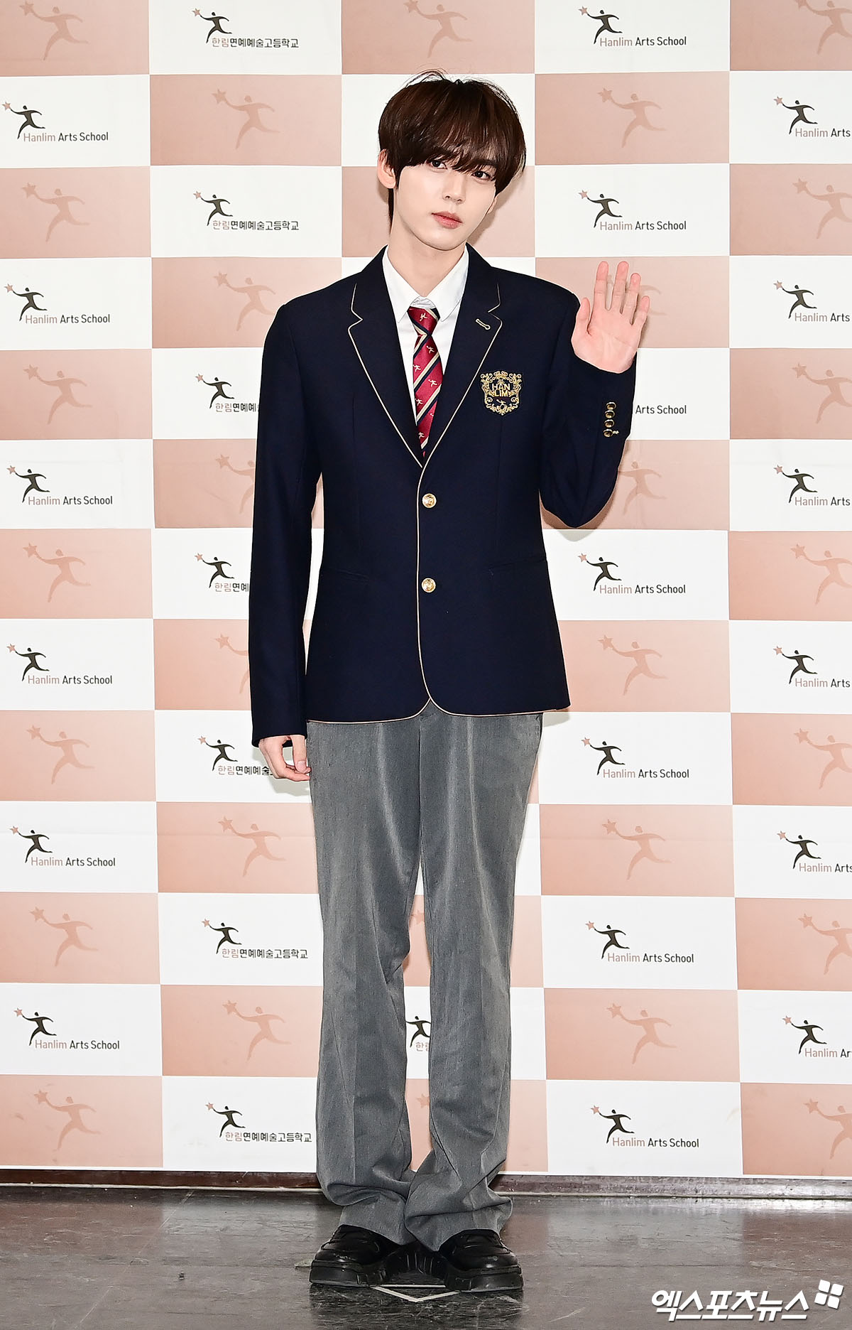 النجوم يتخرجون من مدرسة Hanlim للفنون