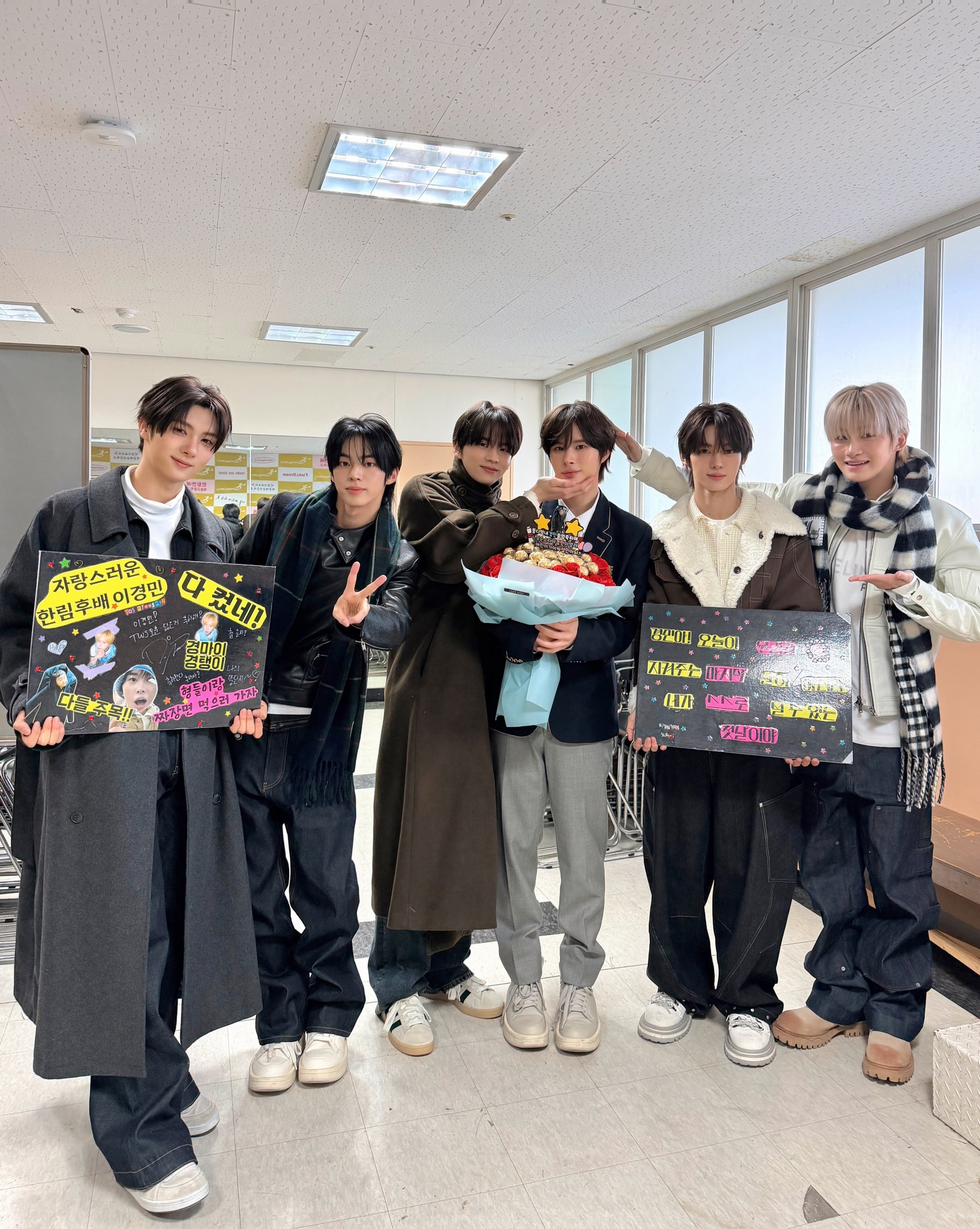 النجوم يتخرجون من مدرسة Hanlim للفنون