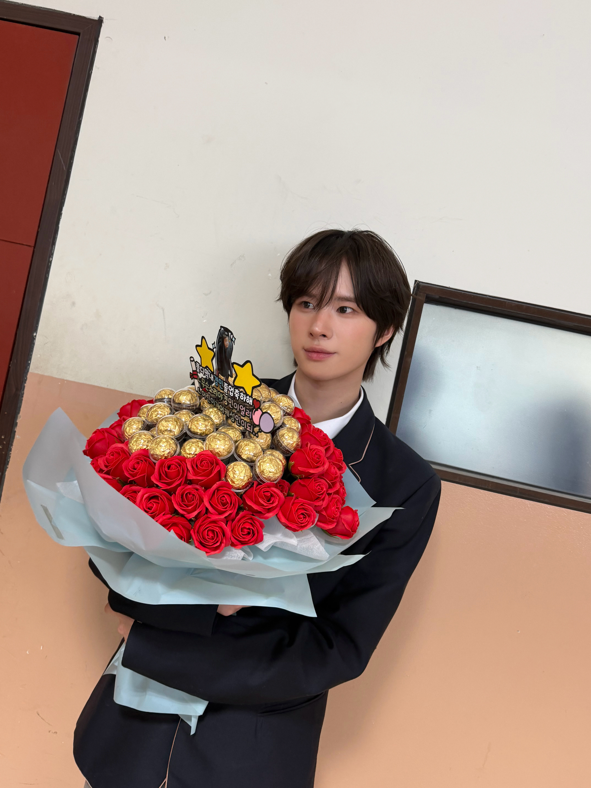 النجوم يتخرجون من مدرسة Hanlim للفنون